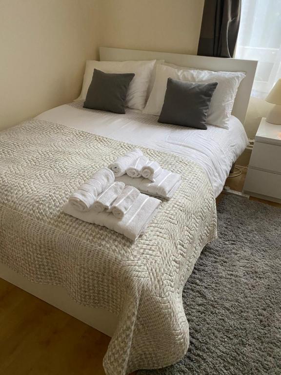 un letto bianco con due asciugamani pieghevoli sopra di City gem a Londra