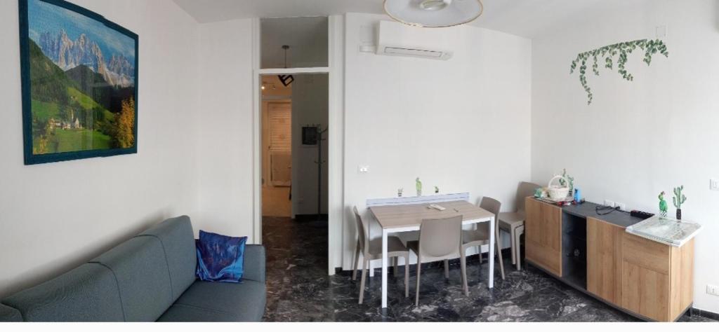 Appartamento Verde في أوديني: غرفة معيشة مع أريكة زرقاء وطاولة