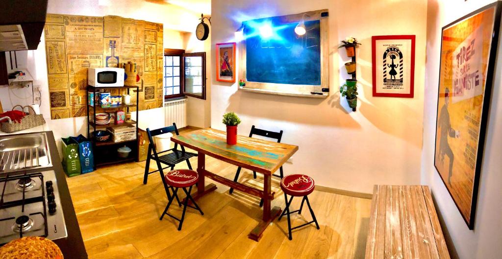 eine Küche mit einem Tisch und Stühlen im Zimmer in der Unterkunft The Place in Orvieto