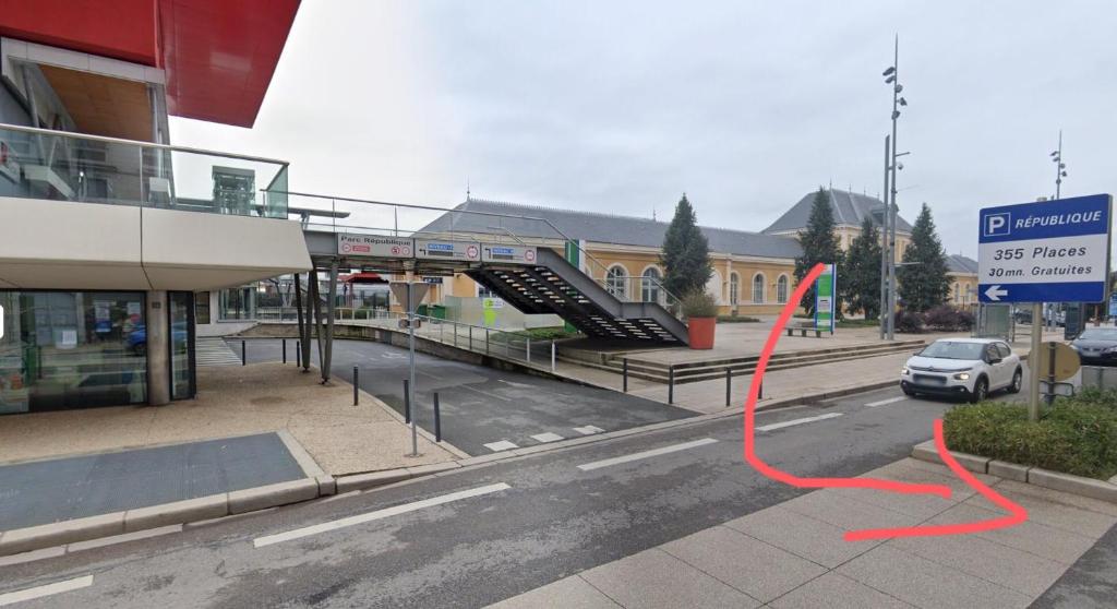 un ruban rouge est dans une rue de la ville dans l'établissement Chambre double simple en face de la gare, à Roanne