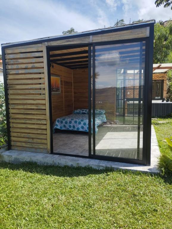 Un jardín fuera de Cabañas de la loma