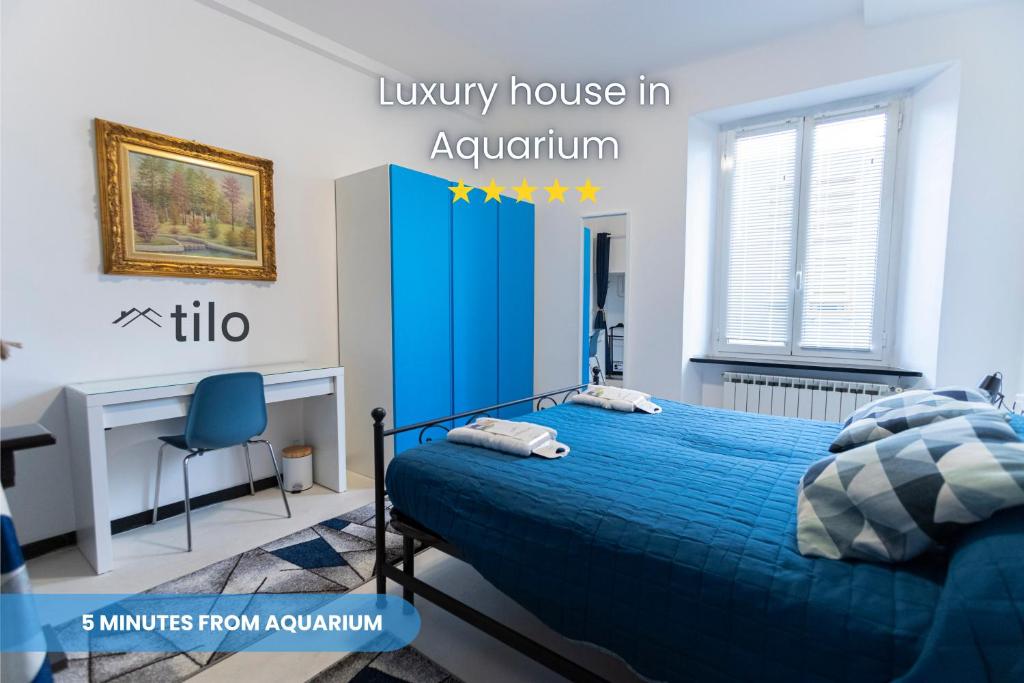 1 dormitorio con cama azul y escritorio en Acquario 1' Free Wifi & Netflix ''Typical Italian House'' By TILO Apartment's, en Génova