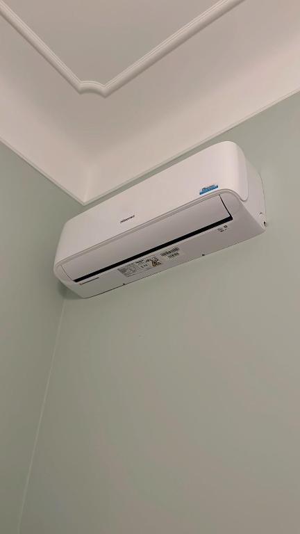 un détecteur de fumée blanc suspendu au plafond dans l'établissement La Chic Maison de Milan, à Milan