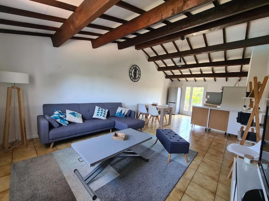 un soggiorno con divano blu e tavolo di Charmant appartement à Cornillon-confoux & balcon a Cornillon-Confoux