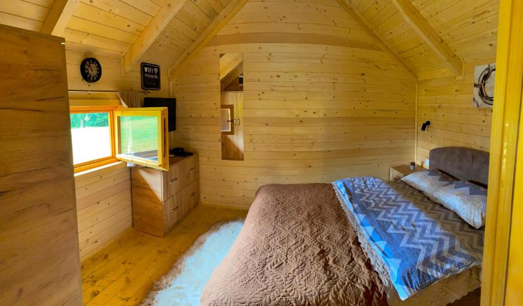 1 dormitorio con 1 cama en una habitación de madera en Wooden Corner, en Kolašin