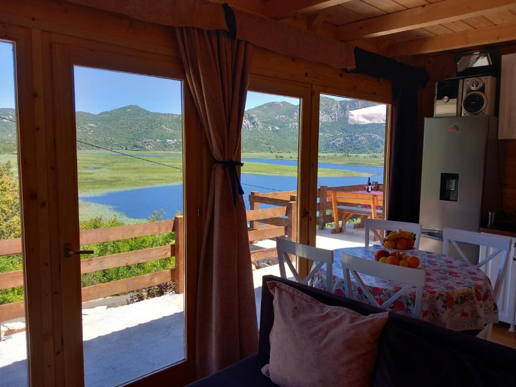 Zimmer mit einem Tisch und Seeblick in der Unterkunft LAKE VIEW PREVLAKA in Cetinje