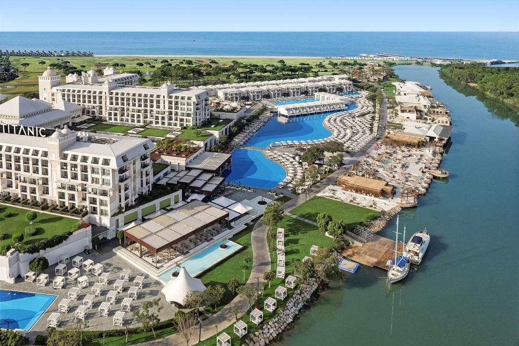 eine Luftaufnahme eines Resorts mit einem Yachthafen in der Unterkunft Titanic Deluxe Golf Belek in Belek