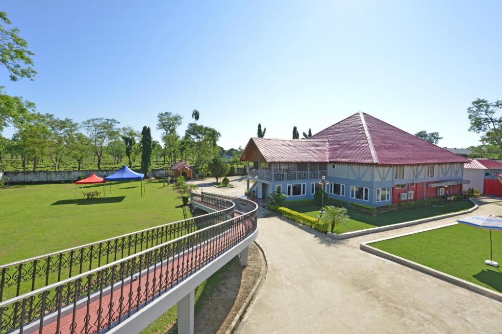 una vista aérea de una casa con un parque en Manohari The Tea Retreat, en Dibrugarh
