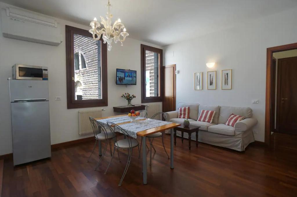 een woonkamer met een tafel en een bank bij Campo San Lorenzo in Venetië