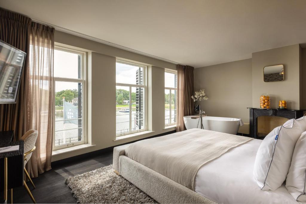 Postel nebo postele na pokoji v ubytování The River Suites