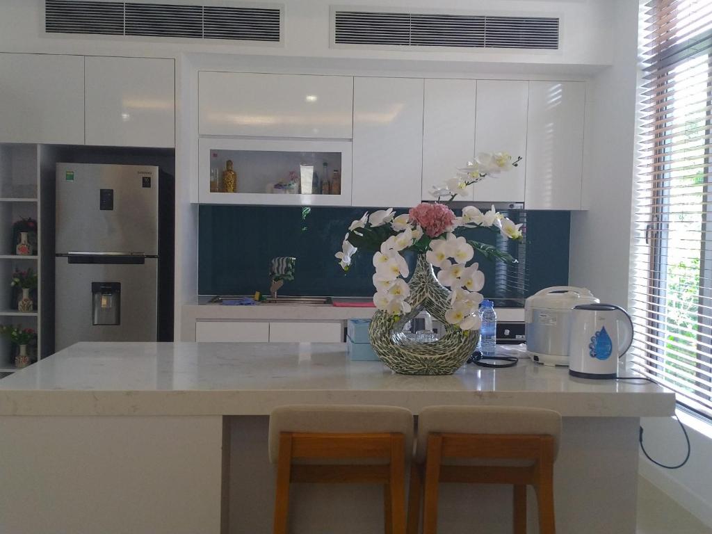 Kuchyň nebo kuchyňský kout v ubytování Long Hải Villas trong Wyndham garden Cam Ranh