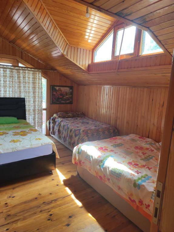 1 Schlafzimmer mit 2 Betten und einem Fenster in der Unterkunft Delmece yaylası konaklama in Yalova