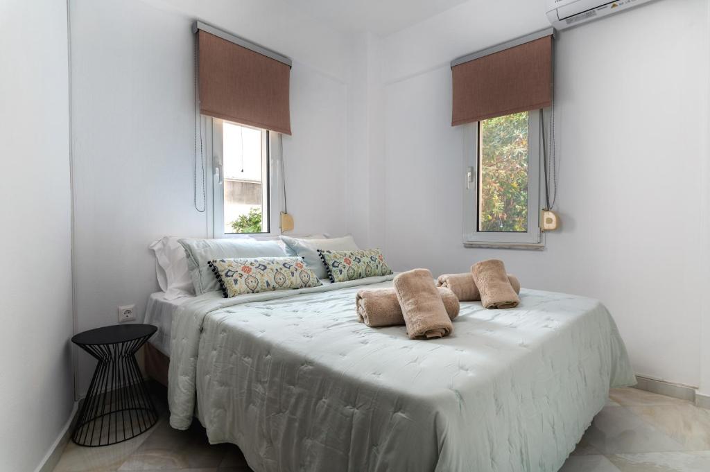 - une chambre avec un lit avec deux animaux rembourrés dans l'établissement Porto Lygia Apartment, à Ierápetra