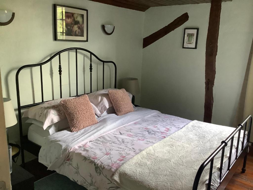 1 dormitorio con 1 cama con sábanas rosas y blancas en No. 5 Plaisance - Room 2, en Plaisance