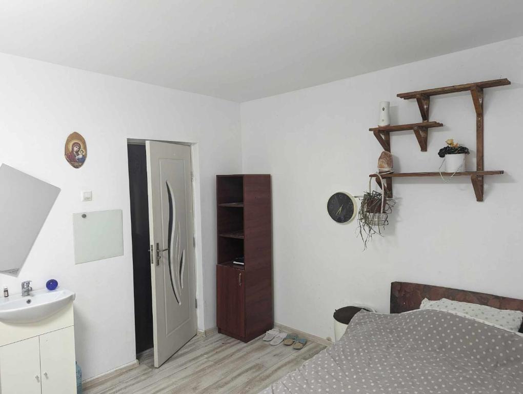 Ένα ή περισσότερα κρεβάτια σε δωμάτιο στο Garsoniera in apartament liber