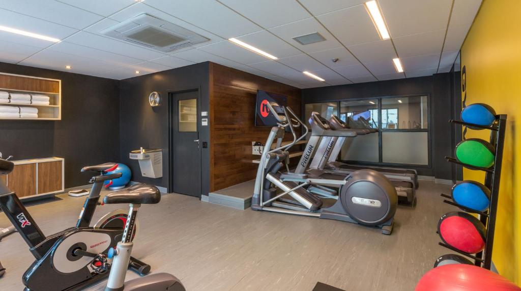 Fitness centrum a/nebo fitness zařízení v ubytování Hôtel & Suites Normandin Québec