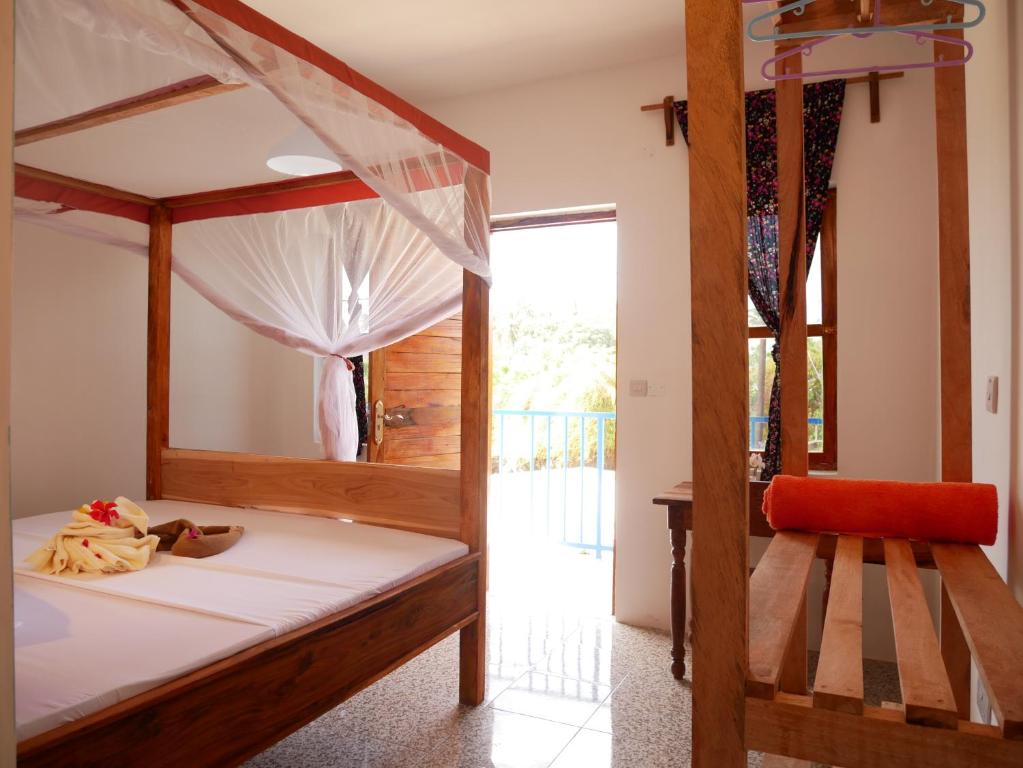 1 dormitorio con litera y espejo en Sabali Lodge, Zanzibar, en Jambiani