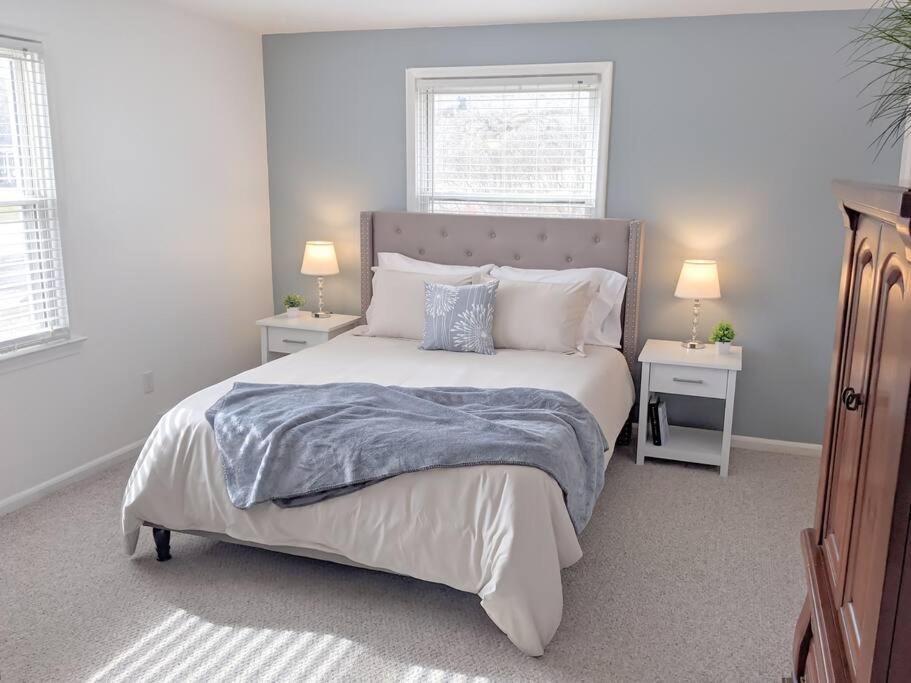 Rural Chic Renovated Farmhouse near Ann Arbor, Ann Arbor (updated