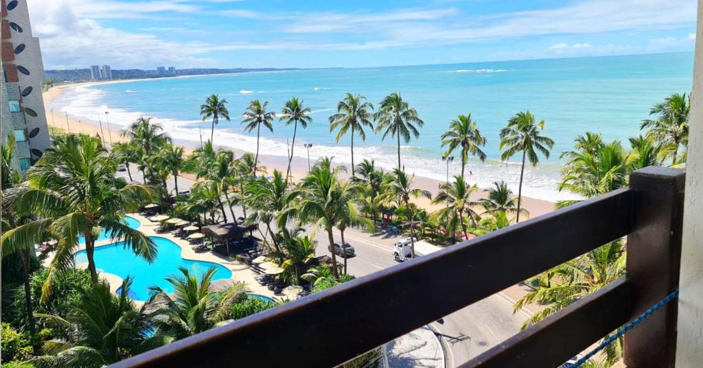 widok na plażę z balkonu ośrodka wypoczynkowego w obiekcie JATIÚCA SUITES RESORT - Flat VISTA MAR w mieście Maceió