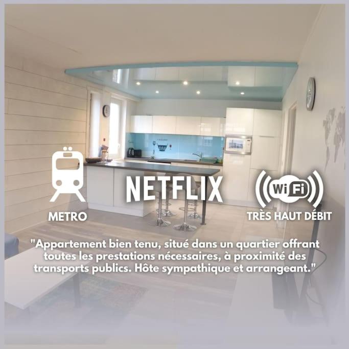 un panneau pour une cuisine avec un panneau pour un site Web dans l'établissement bnbgônes LE SKY BLUE - BALCONS - METRO FLACHET - WIFI, à Villeurbanne
