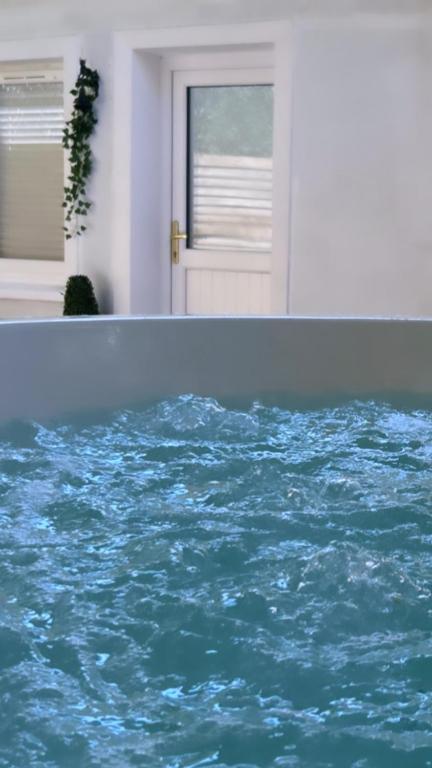 Bazén v ubytování Sèid Bò - Sleeps 6 - NEW Private 6 Person HotTub Available nebo v jeho okolí