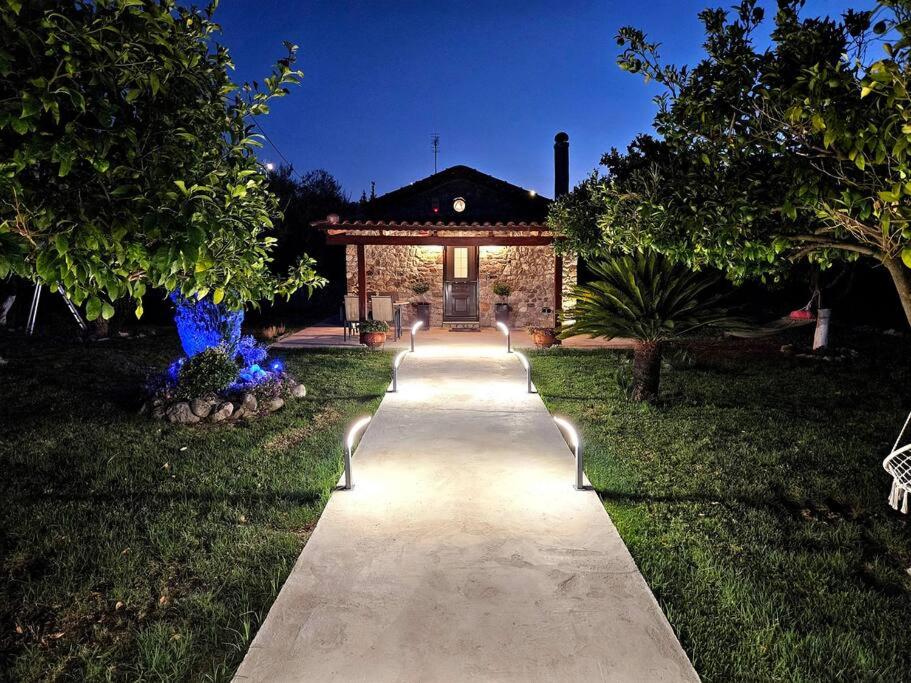 un sentiero di fronte a una casa con un edificio di Patras stonehouse with large yard - Πέτρινο σπίτι με αυλή a Paralía
