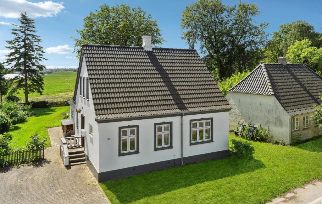 an aerial view of a small white house at 2 Bedroom Stunning Home In Humble in Humble