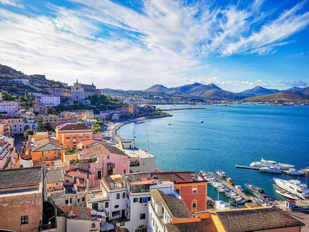 vista su una città con barche in acqua di La Perla Azzurra a Gaeta