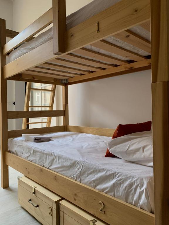 een slaapkamer met een stapelbed met witte lakens bij L'Artist Casa Micallef in Valletta