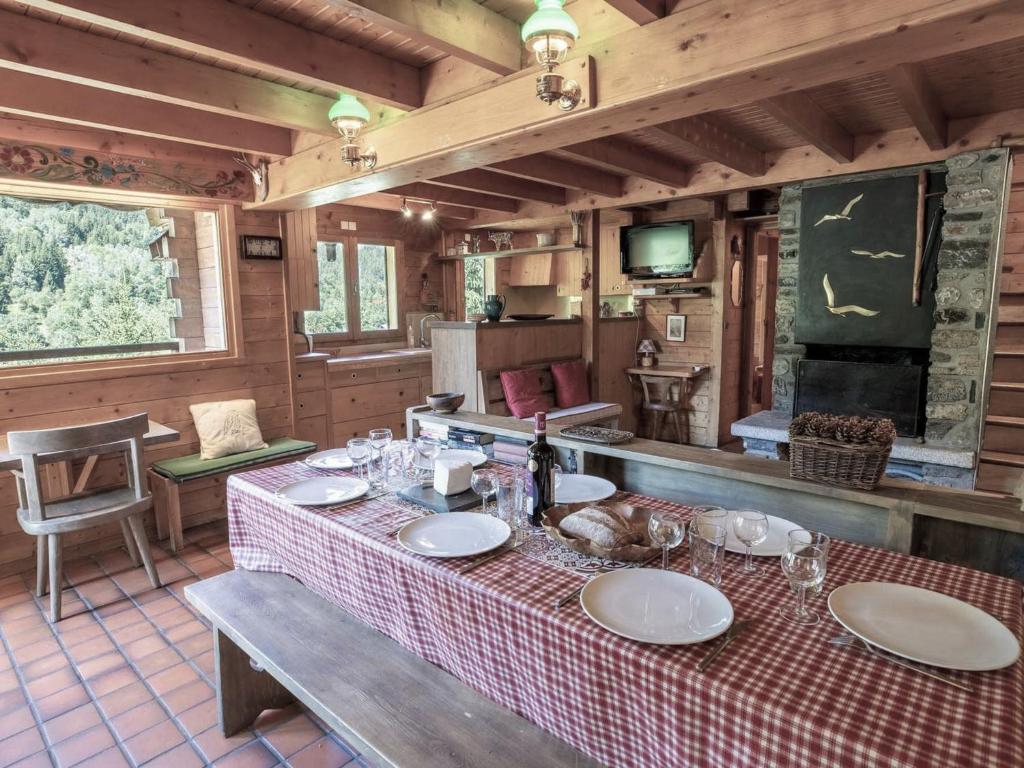 a kitchen with a table in a cabin at Chalet chaleureux · Ski aux pieds · Cheminée · WIFI gratuit - FR-1-688-1 in Méribel