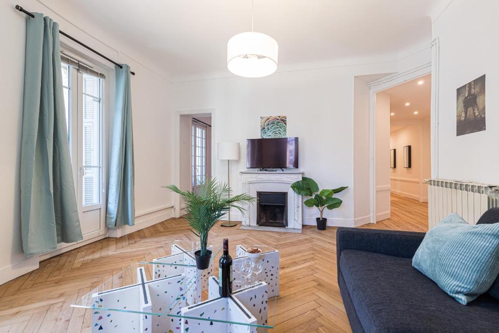 Una sala de estar con un sofá y una chimenea. en FEEL HOME - FOCH 28, en Niza