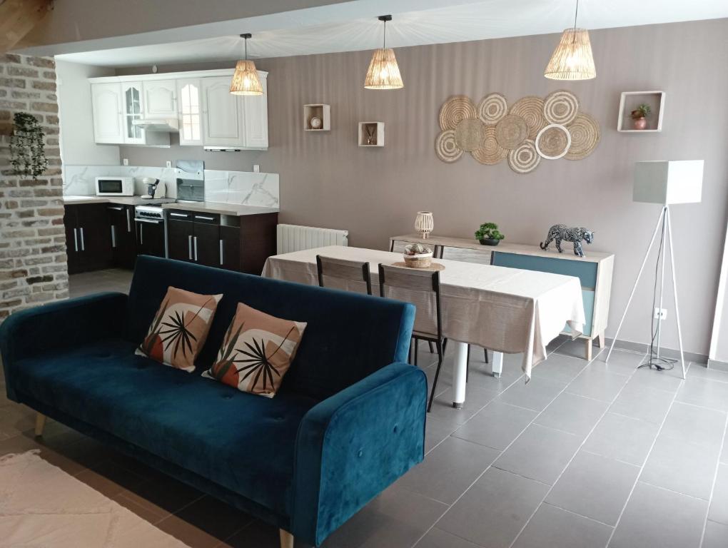 Guemps的住宿－L'essentiel，客厅配有蓝色的沙发和桌子