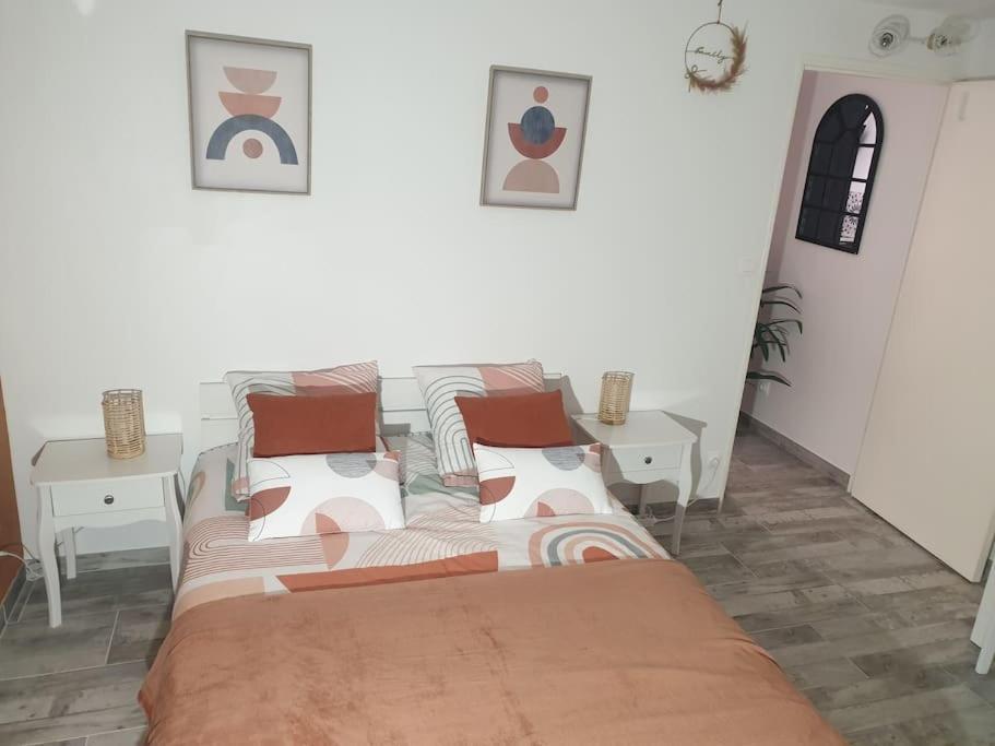1 dormitorio con 1 cama y 1 mesa con 2 mesas en La Terracotta Rer C -N104-A6 en Brétigny-sur-Orge