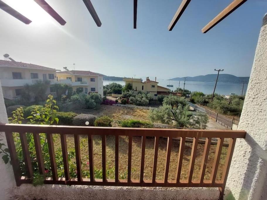 una vista desde el balcón de una casa en Argo House '6, en Korfos