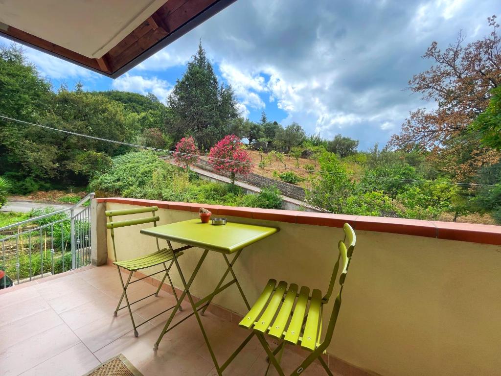 einen Tisch und zwei Stühle auf einem Balkon mit Aussicht in der Unterkunft Camera con ingresso indipendente in Ogliastro Cilento