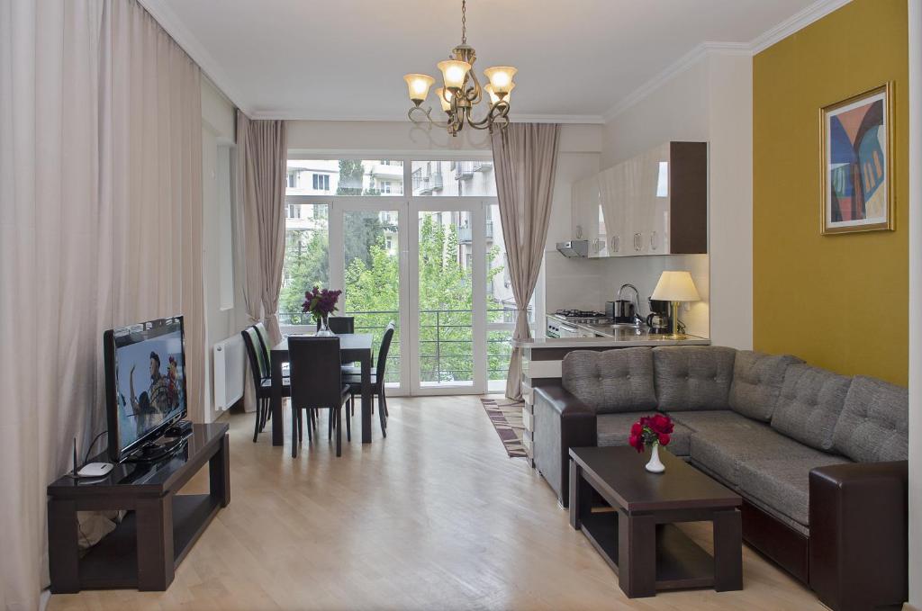 sala de estar con sofá y mesa en TiflisLux Apartment en Tiflis