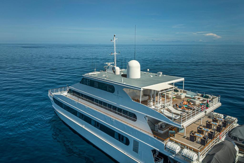 duży jacht w wodzie na oceanie w obiekcie Four Seasons Explorer Palau - Cruising Resort w mieście Koror