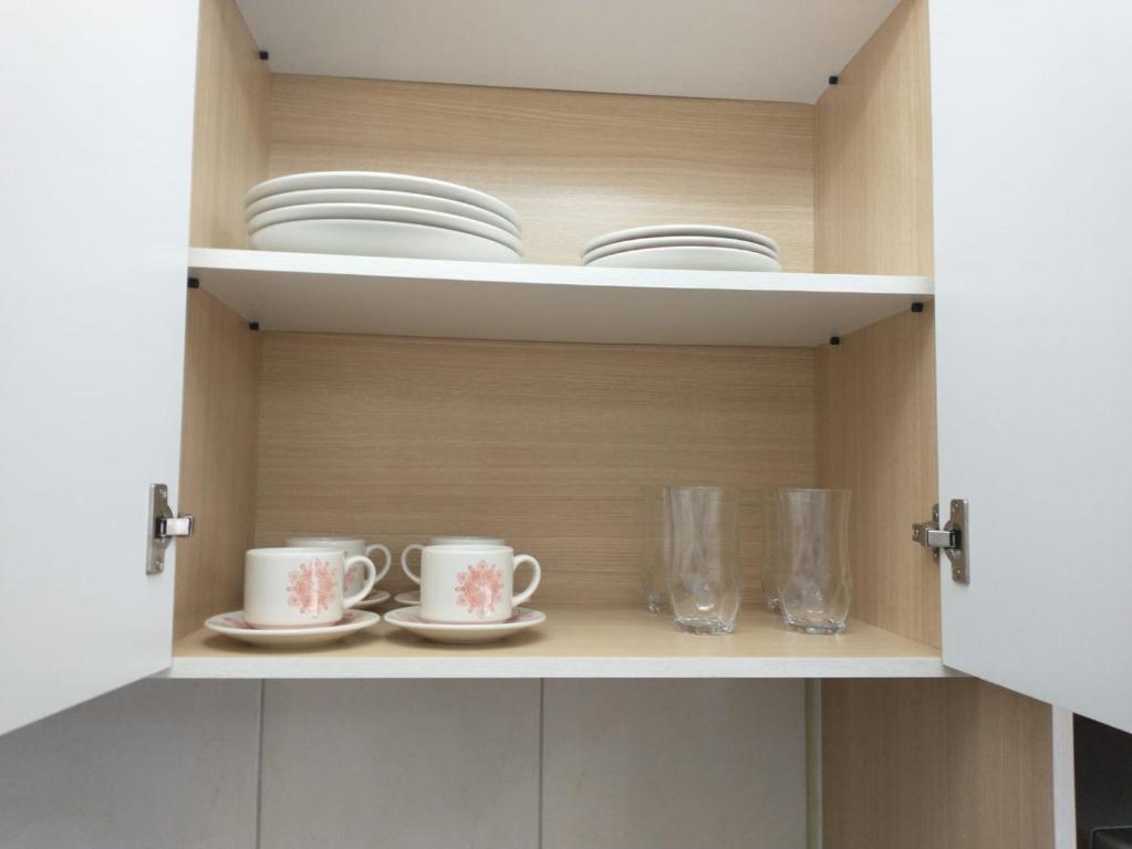Příslušenství pro přípravu čaje a kávy v ubytování Residencial Vitor Studio 5