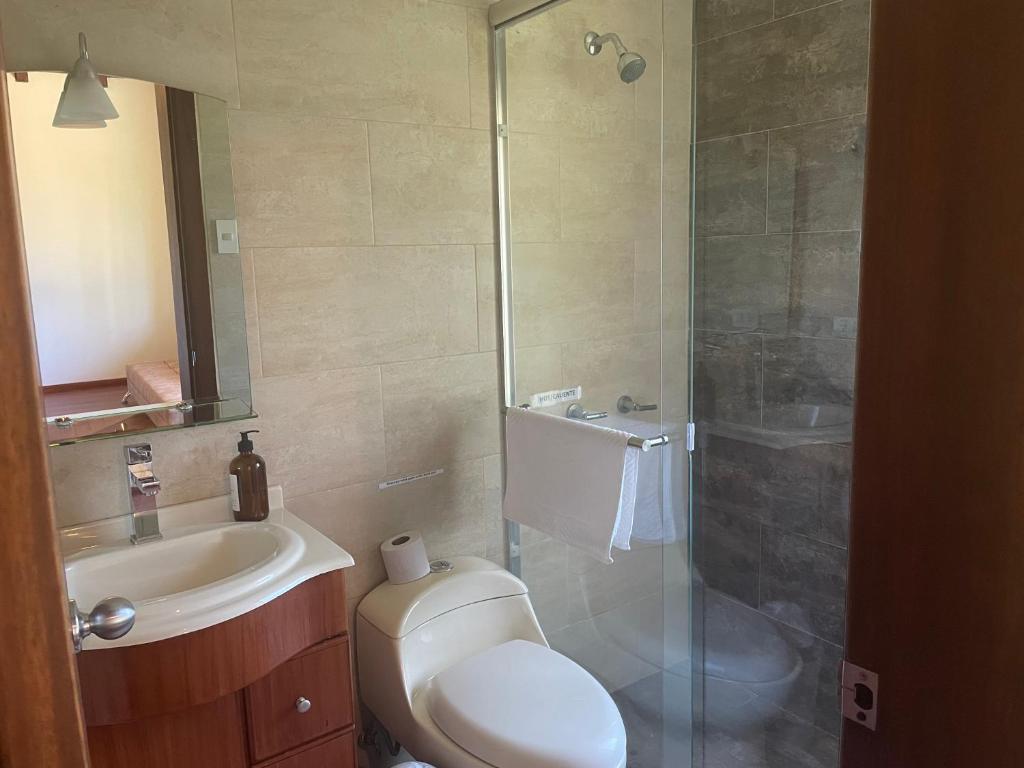 Koupelna v ubytování Quito Airport Suites Hotel
