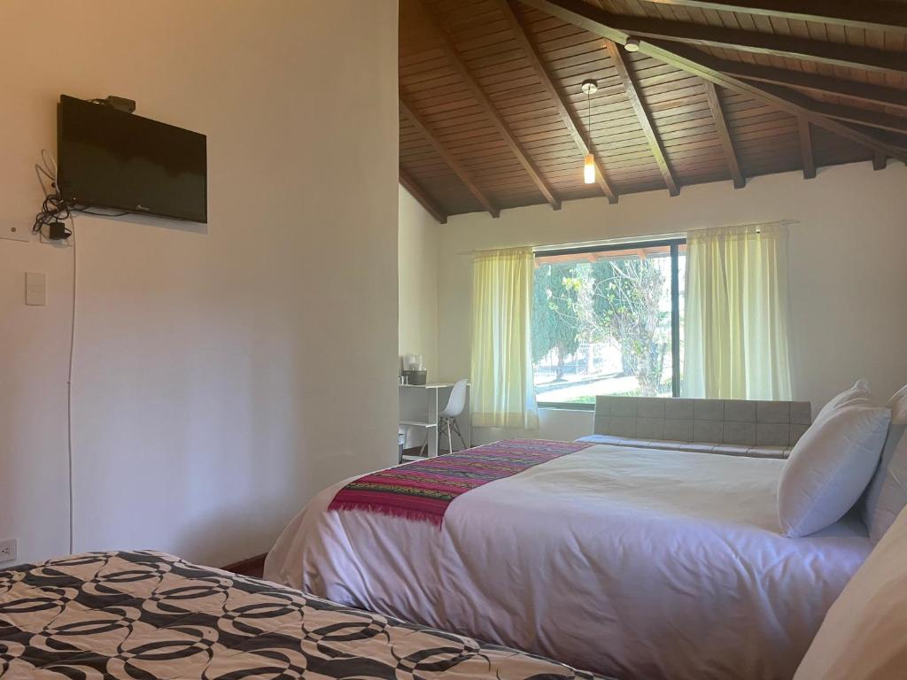 Postel nebo postele na pokoji v ubytování Quito Airport Suites Hotel