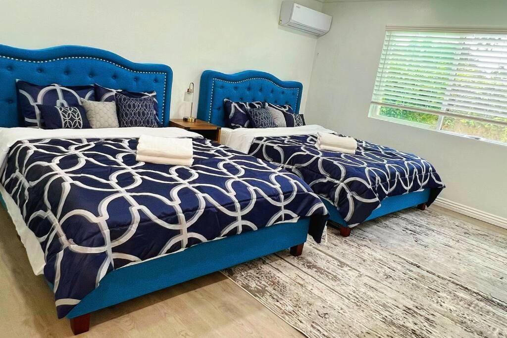 Ein Bett oder Betten in einem Zimmer der Unterkunft Stunning House in Charmed Pomona - Hot Tub