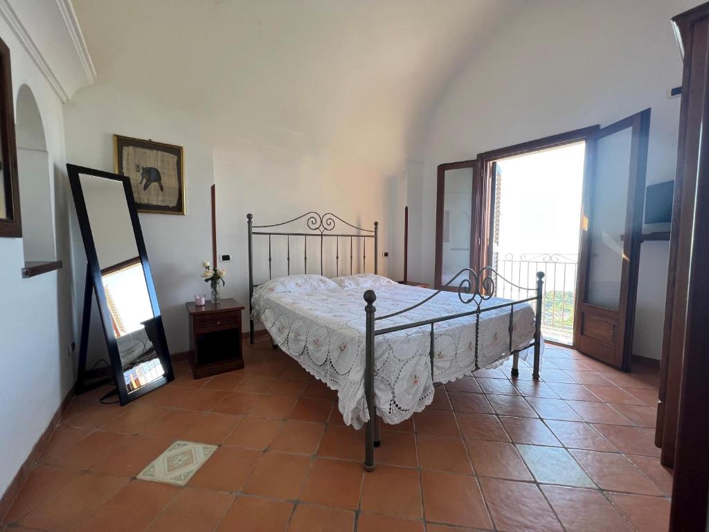 een slaapkamer met een bed en een groot raam bij Casa Armeno a Ravello in Ravello