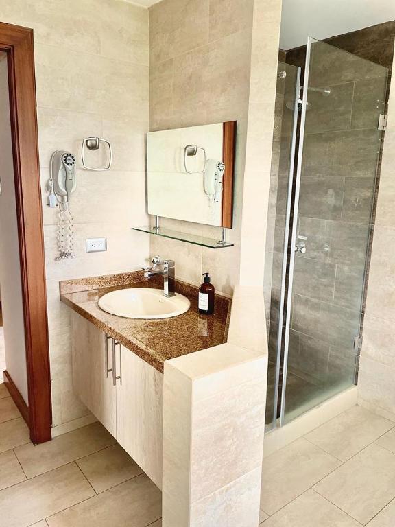 Koupelna v ubytování Quito Airport Suites Hotel