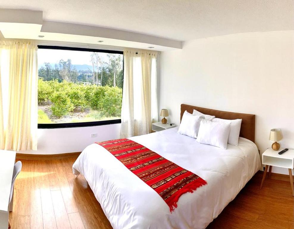 Postel nebo postele na pokoji v ubytování Quito Airport Suites Hotel