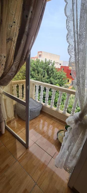widok na balkon z oknem w obiekcie Plage et montagne near Tanger w mieście Tanger