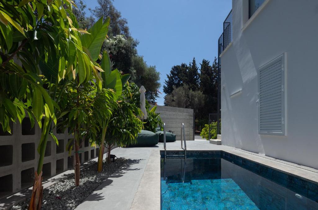 Bazén v ubytování Adrop Pool Suites nebo v jeho okolí