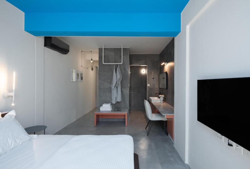 Postel nebo postele na pokoji v ubytování Adrop Pool Suites