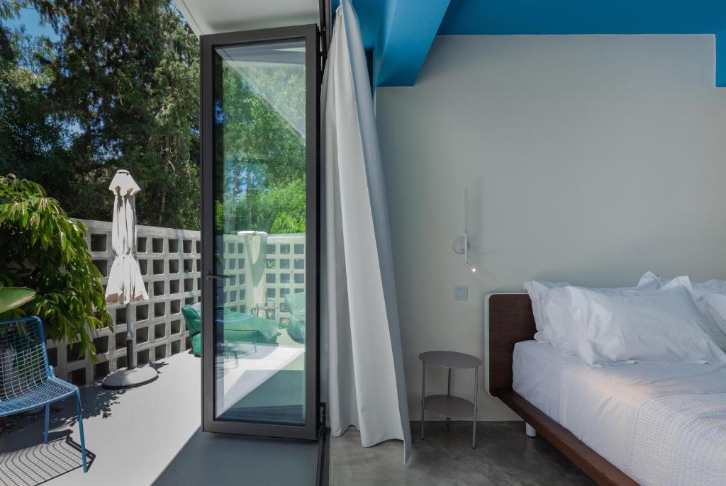Postel nebo postele na pokoji v ubytování Adrop Pool Suites