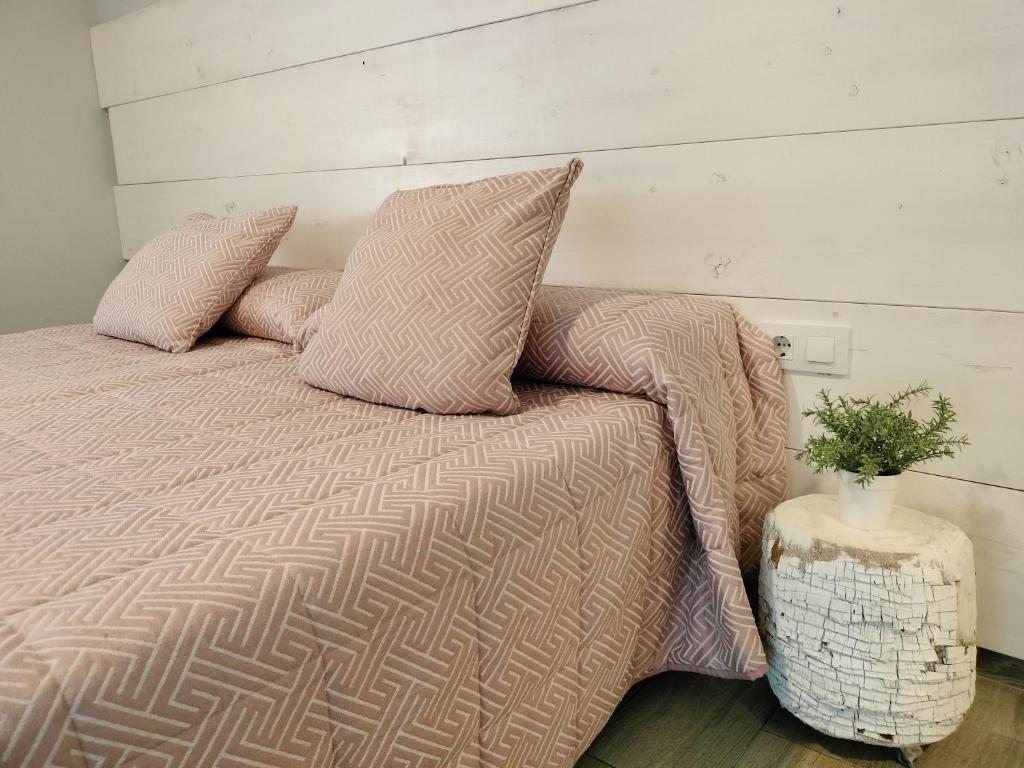 Una cama con dos almohadas encima. en Posada de la plata, en Valdesalor