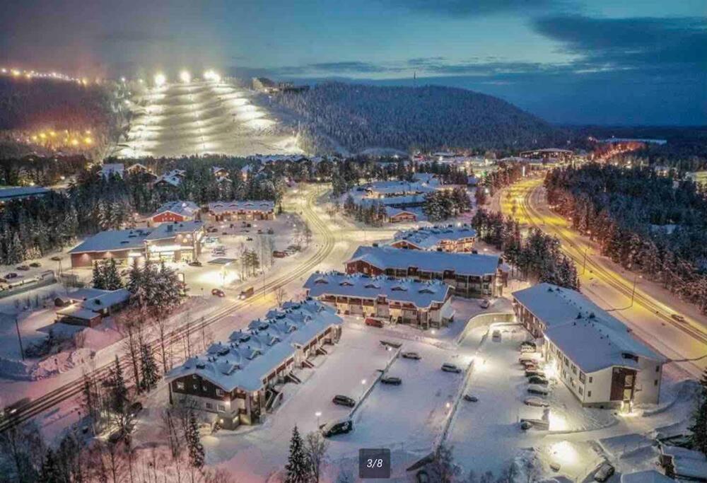 widok z góry na pokryte śniegiem miasto w nocy w obiekcie Studio in the heart of Levi. Walk to ski lift w mieście Kittilä
